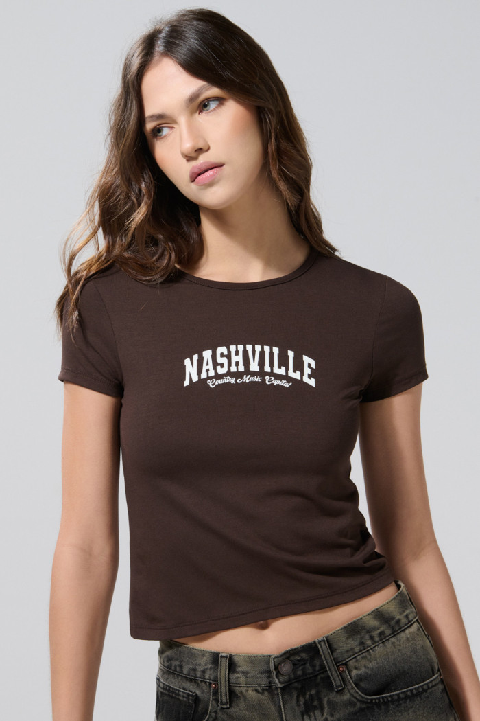 Camiseta café oscura cuello redondo con texto college blanco