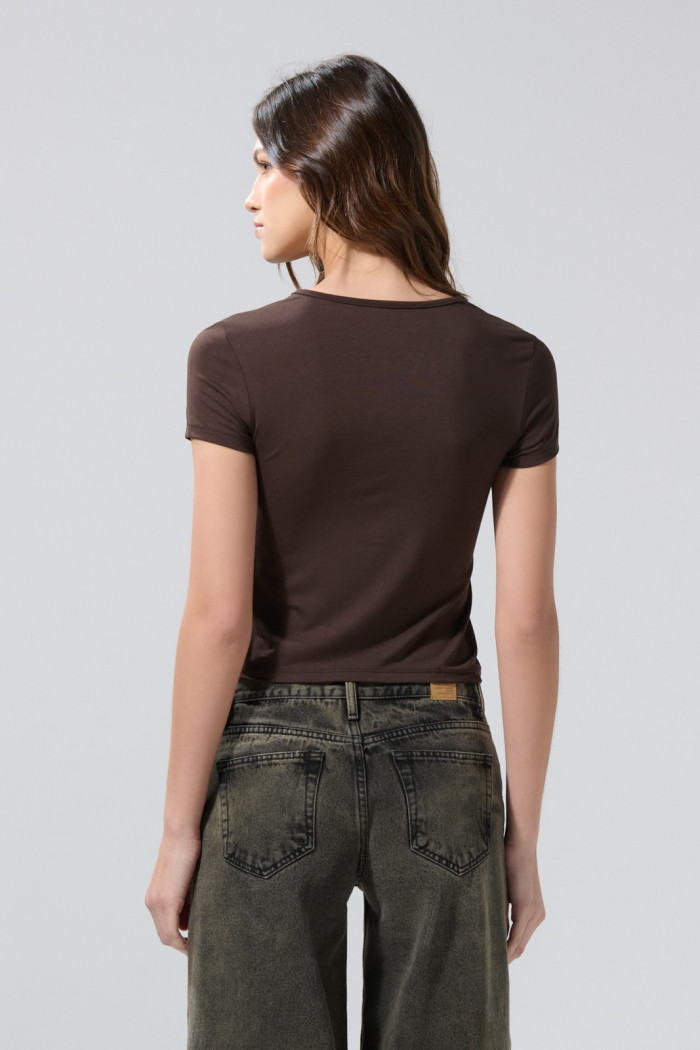 Camiseta café oscura cuello redondo con texto college blanco