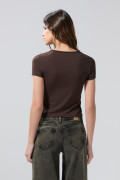 Camiseta café oscura cuello redondo con texto college blanco