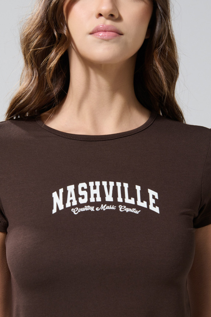 Camiseta café oscura cuello redondo con texto college blanco