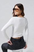 Camiseta crema con mini filete y cuello bandeja