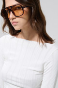 Camiseta crema con mini filete y cuello bandeja