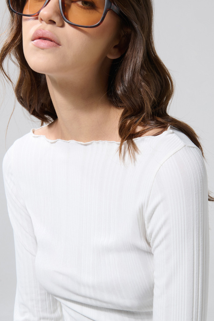 Camiseta crema con mini filete y cuello bandeja