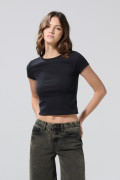 Camiseta negra en tela acanalada con cuello redondo