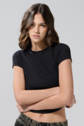 Camiseta negra en tela acanalada con cuello redondo