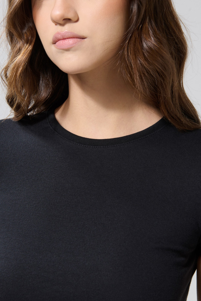 Camiseta negra en tela acanalada con cuello redondo