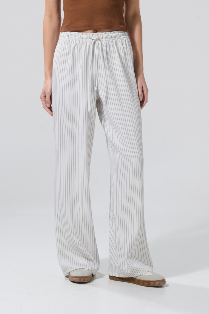 Pantalón palazzo tiro alto crema con rayas y bota ancha