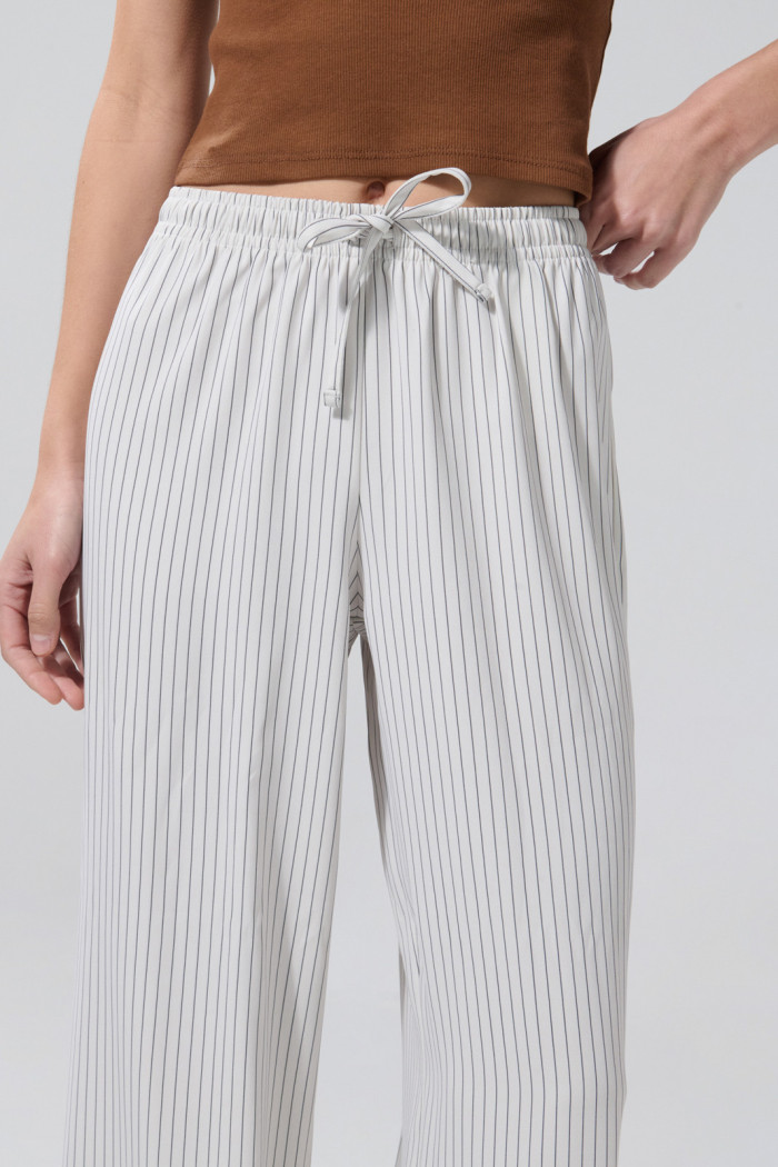 Pantalón palazzo tiro alto crema con rayas y bota ancha