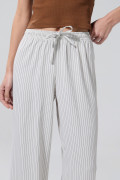 Pantalón palazzo tiro alto crema con rayas y bota ancha