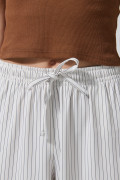 Pantalón palazzo tiro alto crema con rayas y bota ancha