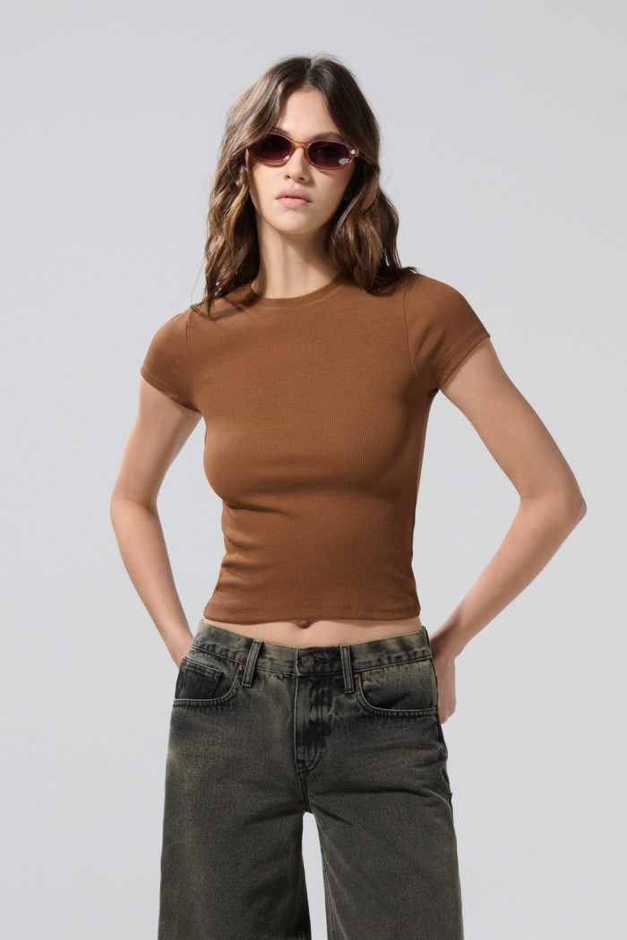 Camiseta acanalada manga corta unicolor ajustada