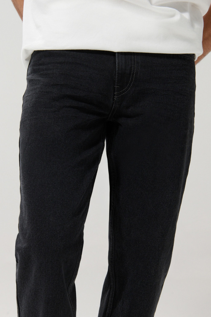 Jean gris oscuro 90´S con bota recta y tiro bajo