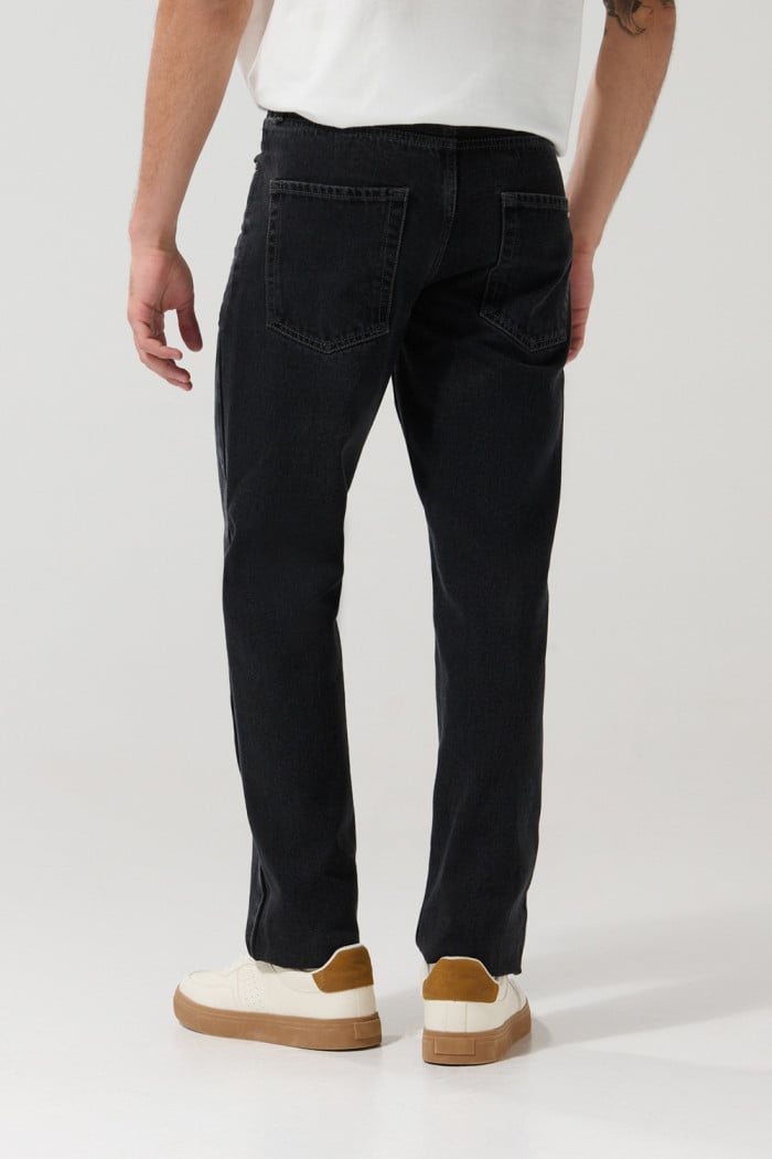 Jean gris oscuro 90´S con bota recta y tiro bajo