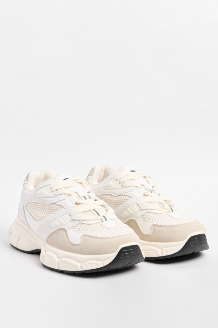 Tenis de plataforma unicolores con cortes localizados