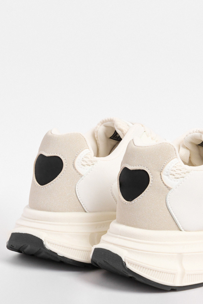 Tenis de plataforma unicolores con cortes localizados
