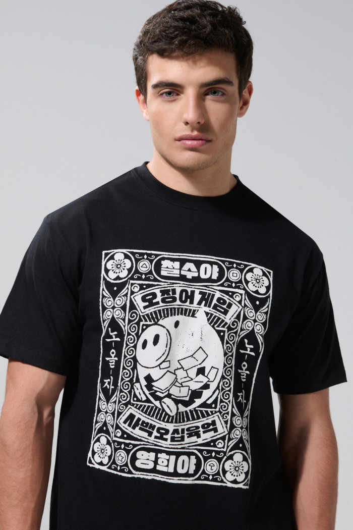 Camiseta manga corta negra con arte de Squid Game