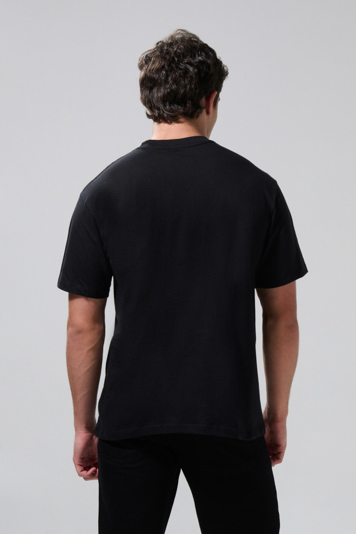 Camiseta manga corta negra con arte de Squid Game