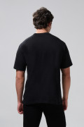 Camiseta manga corta negra con arte de Squid Game