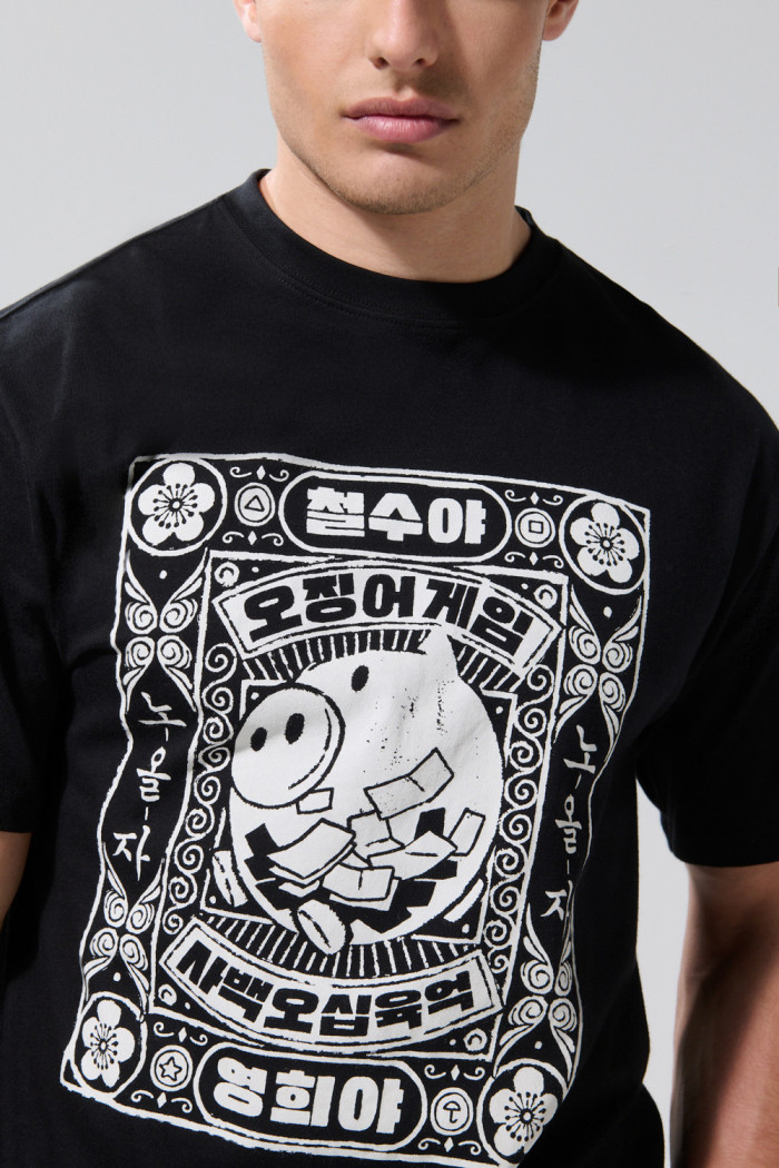 Camiseta manga corta negra con arte de Squid Game