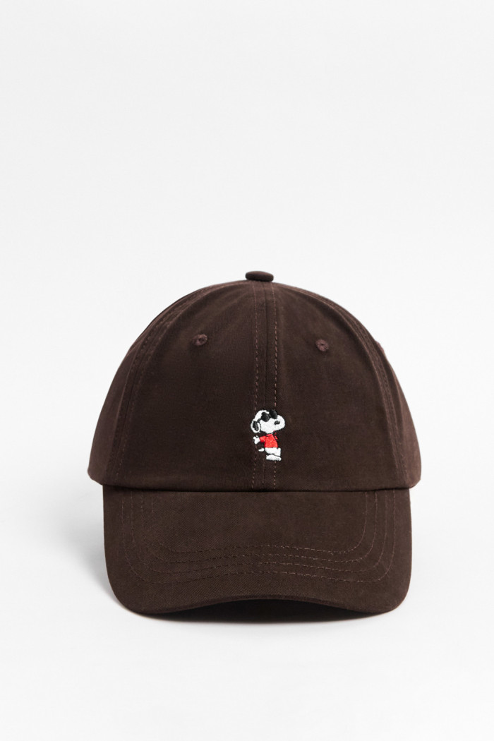Cachucha beisbolera café oscura con bordado de Snoopy