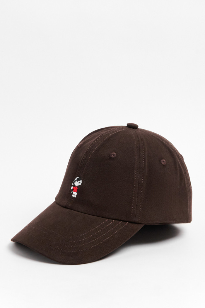 Cachucha beisbolera café oscura con bordado de Snoopy