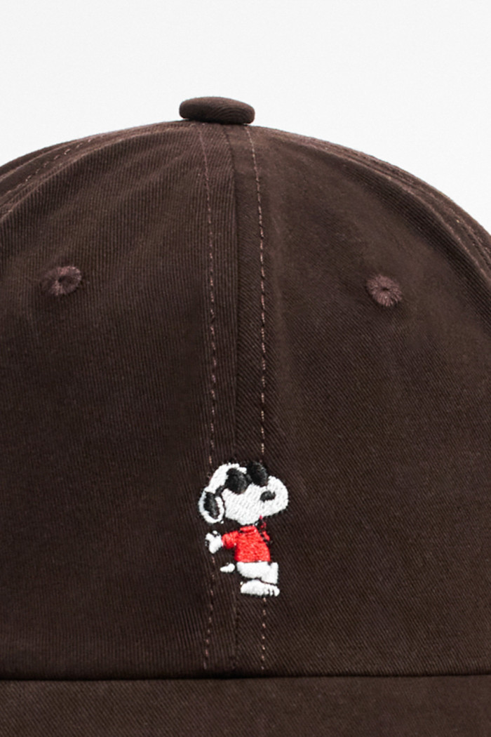 Cachucha beisbolera café oscura con bordado de Snoopy