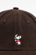 Cachucha beisbolera café oscura con bordado de Snoopy
