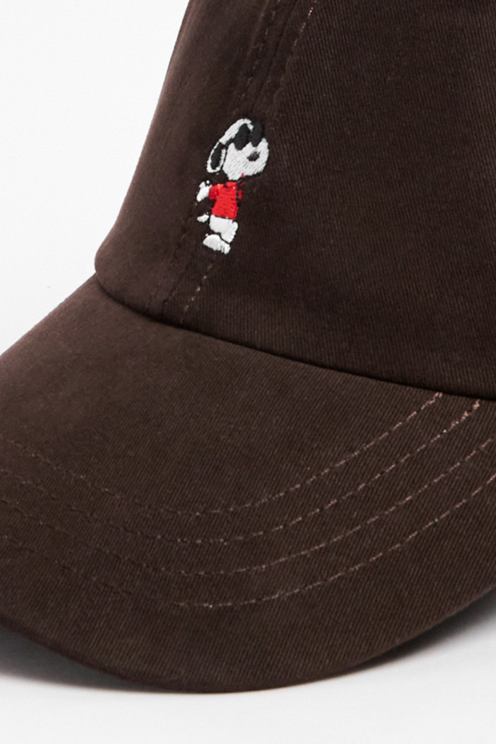 Cachucha beisbolera café oscura con bordado de Snoopy
