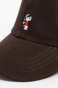 Cachucha beisbolera café oscura con bordado de Snoopy