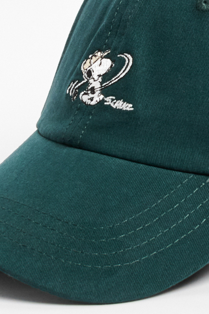 Cachucha verde oscura beisbolera con bordado de Snoopy