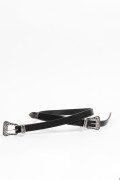 Cinturón negro con hebilla metálica contramarcada