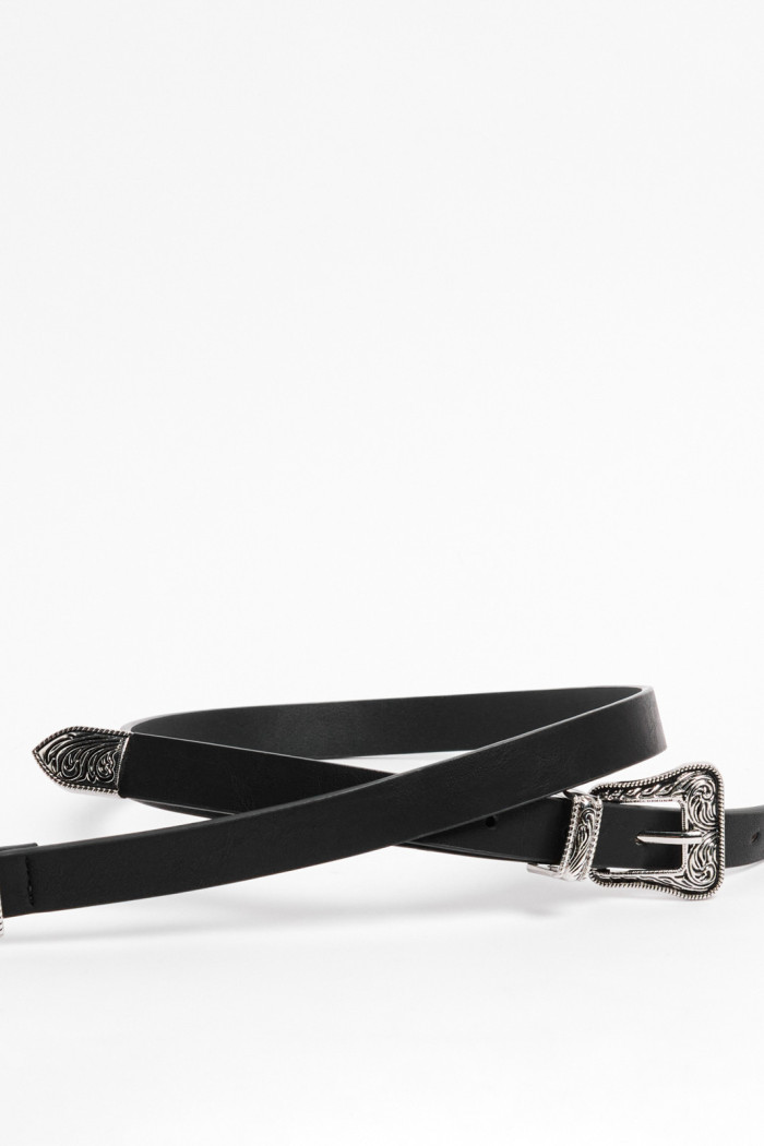 Cinturón negro con hebilla metálica contramarcada