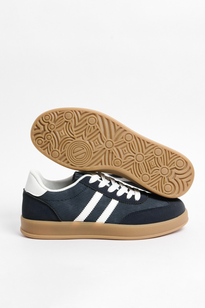Tenis casuales unicolores con texturas de canal y contrastes