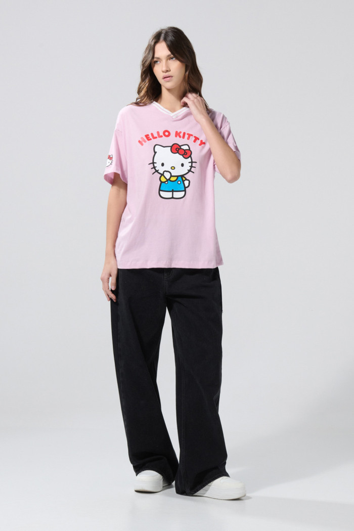 Camiseta cuello V oversize rosada con diseños de Hello Kitty