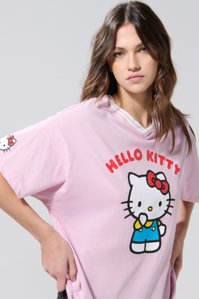 Camiseta cuello V oversize rosada con diseños de Hello Kitty