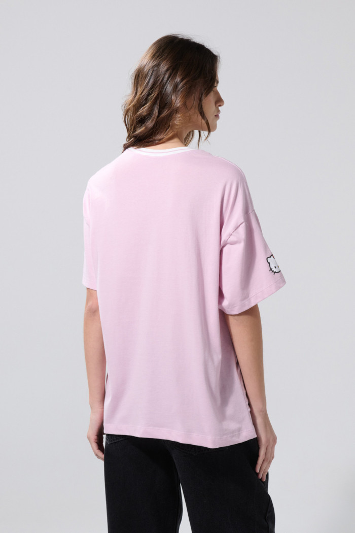 Camiseta cuello V oversize rosada con diseños de Hello Kitty