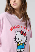 Camiseta cuello V oversize rosada con diseños de Hello Kitty