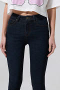 Jean tiro alto push up azul intenso con costuras visibles