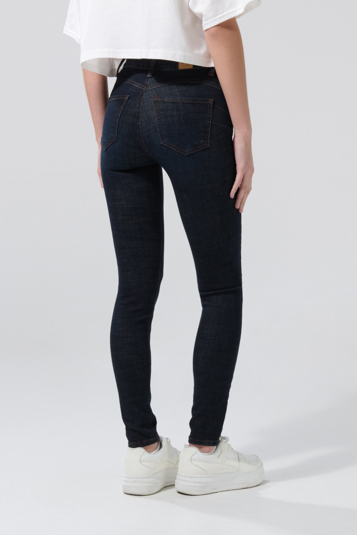 Jean tiro alto push up azul intenso con costuras visibles
