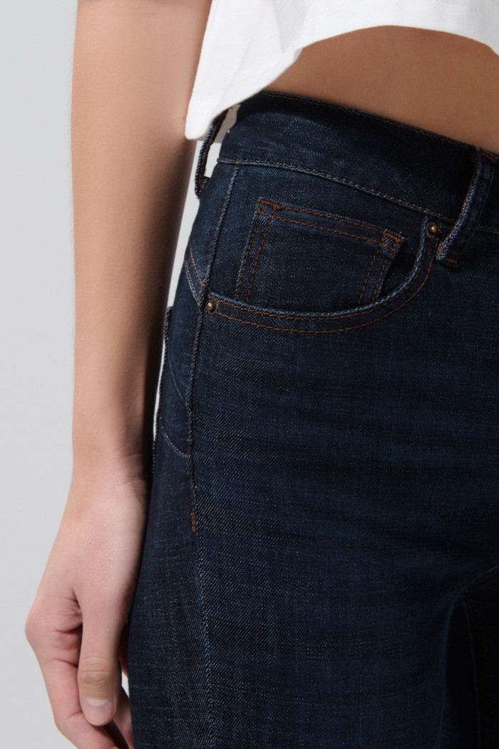 Jean tiro alto push up azul intenso con costuras visibles