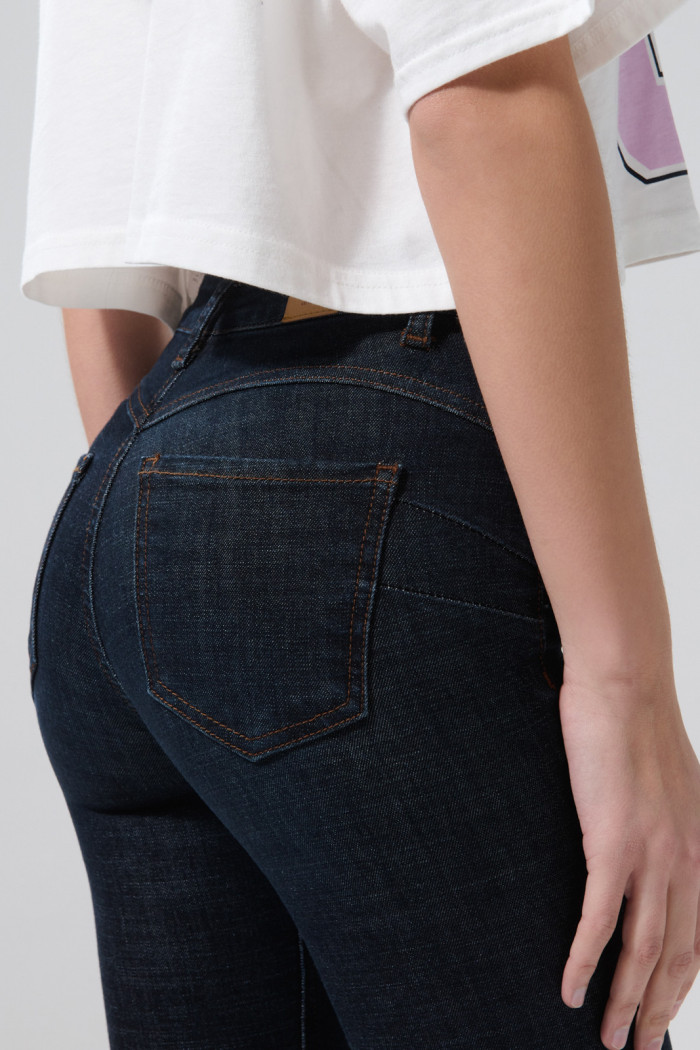 Jean tiro alto push up azul intenso con costuras visibles