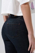 Jean tiro alto push up azul intenso con costuras visibles