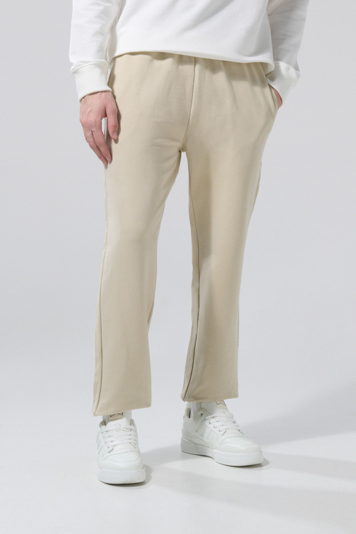 Pantalón unicolor jogger con bolsillos y elásticos