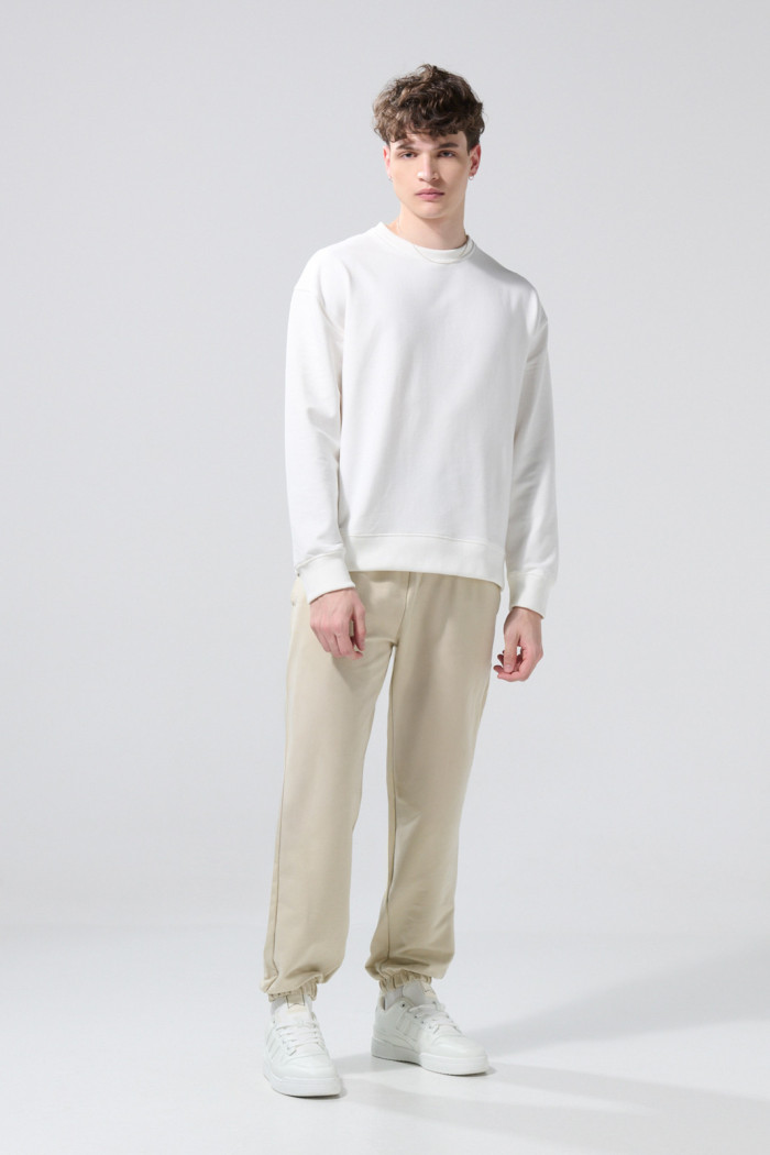 Pantalón unicolor jogger con bolsillos y elásticos