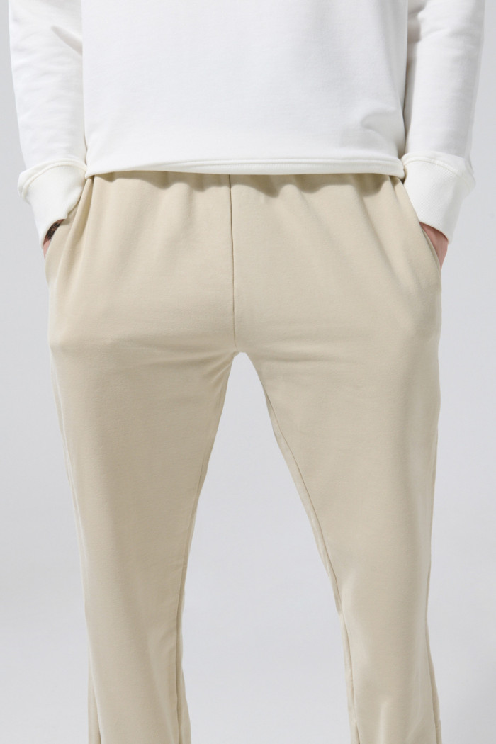 Pantalón unicolor jogger con bolsillos y elásticos