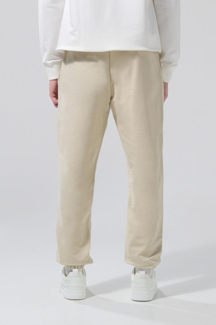 Pantalón unicolor jogger con bolsillos y elásticos