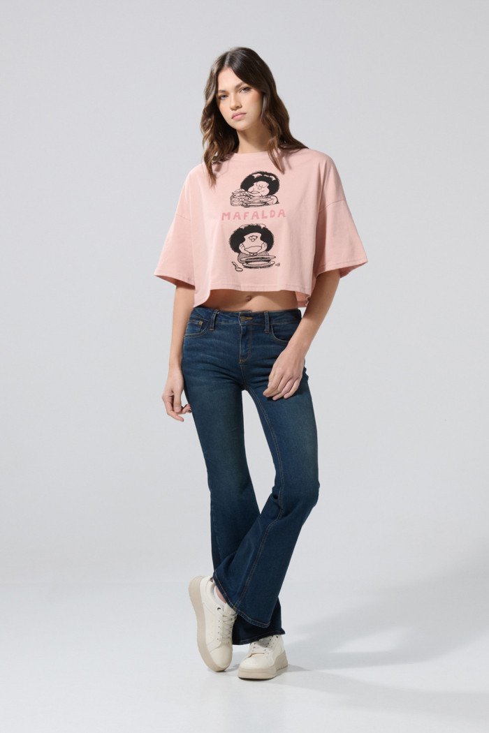 Camiseta oversize crop top rosada con arte de Mafalda