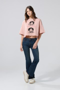 Camiseta oversize crop top rosada con arte de Mafalda