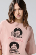 Camiseta oversize crop top rosada con arte de Mafalda