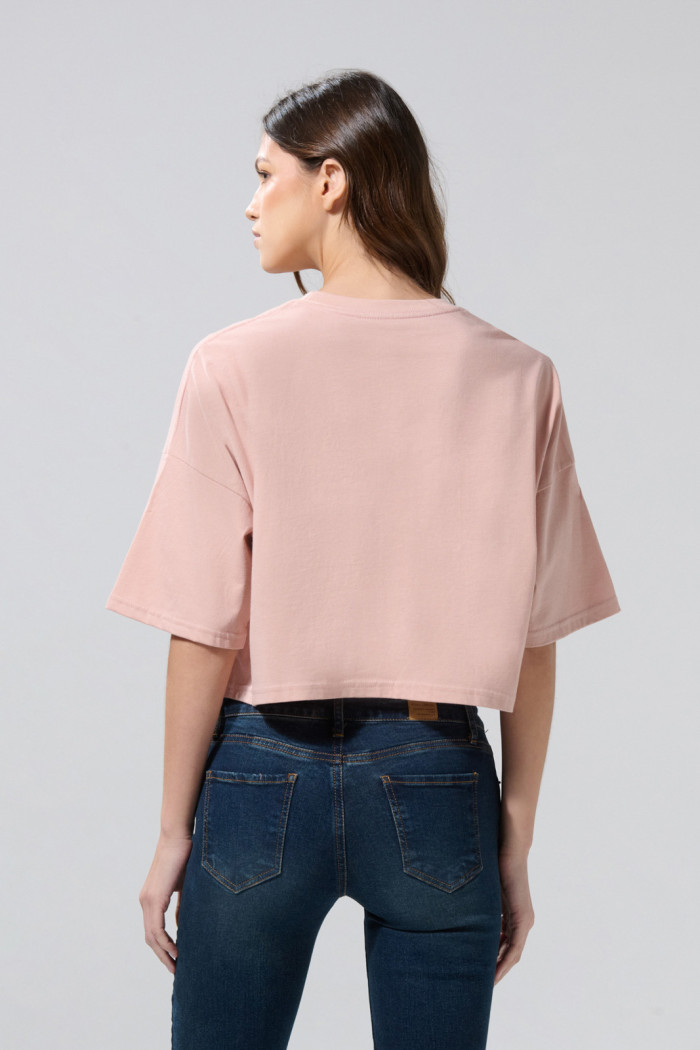 Camiseta oversize crop top rosada con arte de Mafalda